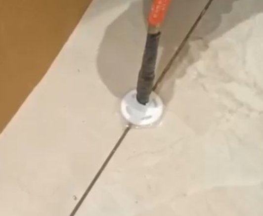 泸水瓷砖空鼓维修公司专业解答瓷砖在铺贴过程中，如果没有涂抹均匀到位的粘结材料（如水泥砂浆或瓷砖胶），可能会导致以下问题
