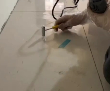 泸水瓷砖开裂维修公司专业分享瓷砖在铺贴前如果没有沥干水分，将会导致以下问题